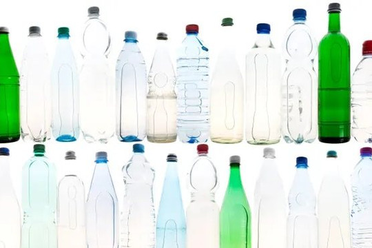 Các chai nhựa tái chế làm rò rỉ nhiều hóa chất hơn vào đồ uống