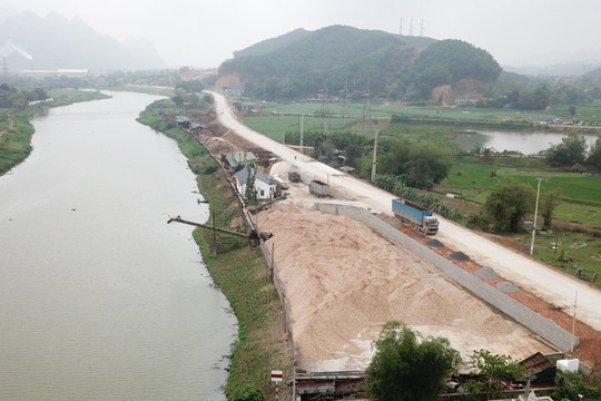Lạc Thủy (Hòa Bình): Công ty Phú Hưng xây dựng trái phép, vi phạm hành lang bảo vệ đê điều