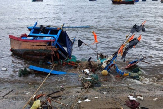 Vạn Ninh (Khánh Hòa): Mưa lớn, hàng chục tàu thuyền bị sóng đánh chìm