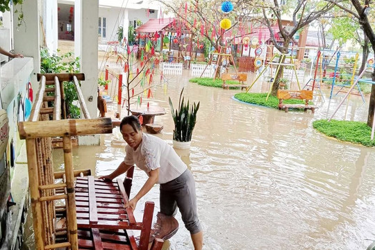 Thừa Thiên – Huế: Mưa trái mùa, lốc xoáy khiến nhiều nhà tốc mái