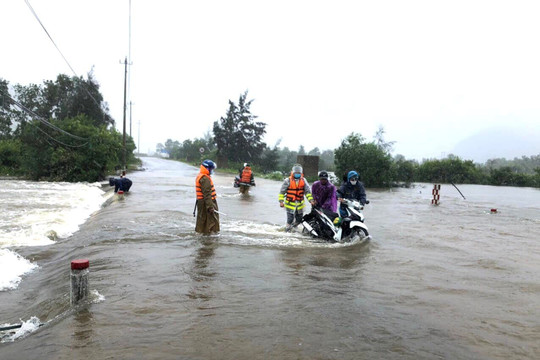 Thừa Thiên - Huế: Mưa lũ trái mùa, nhiều nơi ngập sâu