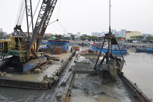 Đà Nẵng: Thí điểm nạo vét bùn lưu cữu ở âu thuyền Thọ Quang để nhận chìm ngoài biển
