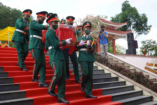 Bình Định: Truy điệu và an táng hài cốt các liệt sĩ hy sinh tại Đồi Xuân Sơn
