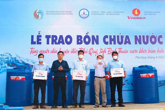 Báo Tài nguyên và Môi trường trao tặng bồn chứa nước cho người dân huyện đảo Phú Quý