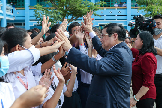 Thủ tướng thăm, động viên thầy trò Trường Dân tộc nội trú tại Sóc Trăng