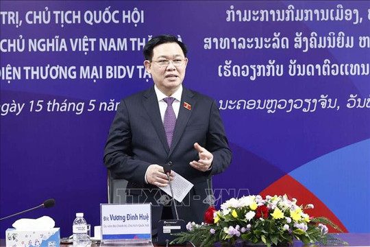 Chủ tịch Quốc hội Vương Đình Huệ thăm Văn phòng đại diện BIDV tại Thủ đô Viêng Chăn (CHDCND Lào)