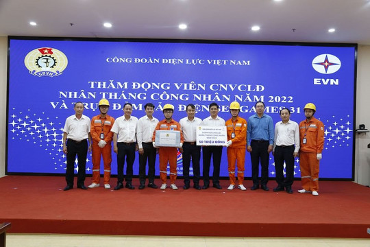Thăm, động viên người lao động nhân dịp Tháng Công nhân và trực đảm bảo điện cho SEA Games 31 khu vực Hà Nội