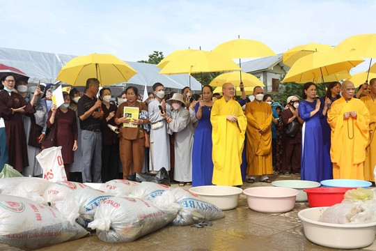 Nghệ An: Chùa Ân Hậu làm Lễ Phóng Sinh hơn 6 tấn cá tại sông Lam