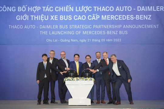 THACO AUTO hợp tác chiến lược với DAIMLER BUS và ra mắt xe bus cao cấp
