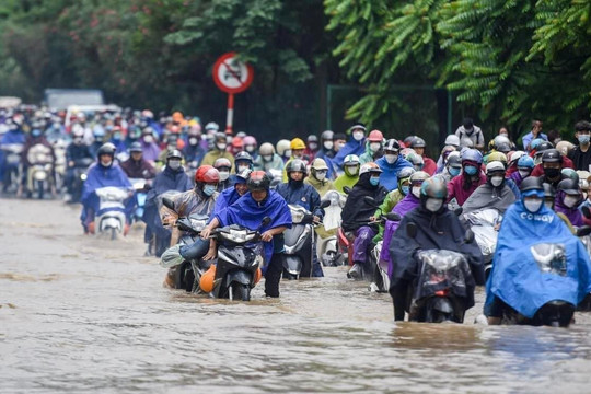 Hà Nội mưa lớn, nhiều tuyến phố ngập úng