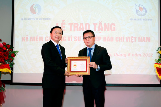 Chủ tịch Hội Nhà báo Việt Nam trao Kỷ niệm chương "Vì sự nghiệp báo chí Việt Nam"cho Bộ trưởng Trần Hồng Hà và Thứ trưởng Lê Công Thành