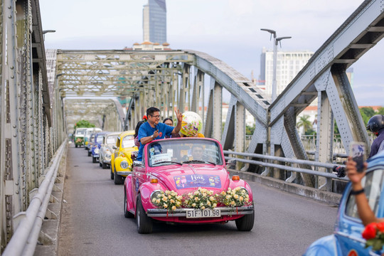 Festival Huế 2022: Chiêm ngưỡng xe cổ diễu hành quảng bá “Huế - thành phố xanh” 