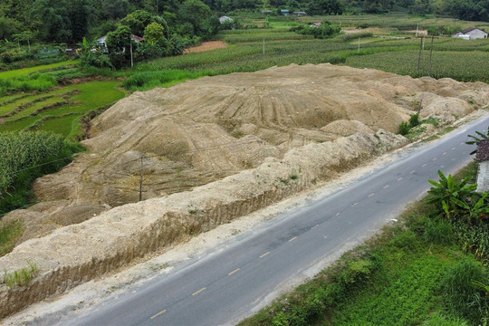 Quảng Hòa (Cao Bằng): Hàng nghìn m² đất nông nghiệp bị “hô biến” thành bãi đổ thải