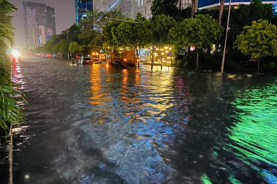 Hà Nội ghi nhận điểm mưa trên 100mm, nhiều tuyến đường ngập sâu