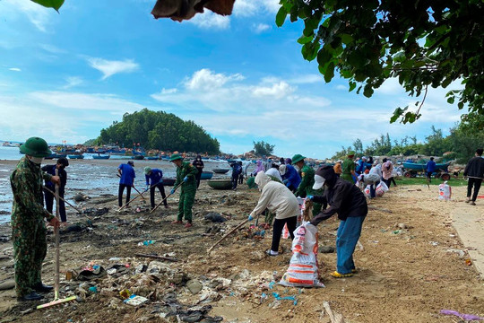 "Giải cứu" bờ biển Quảng Ngãi trước nguy cơ bủa vây rác thải