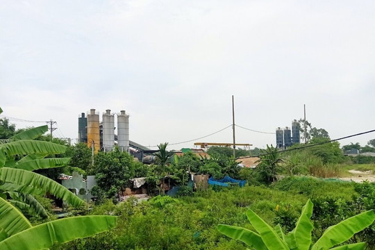 Đông Anh - Hà Nội: Trạm trộn bê tông không phép ngang nhiên tồn tại