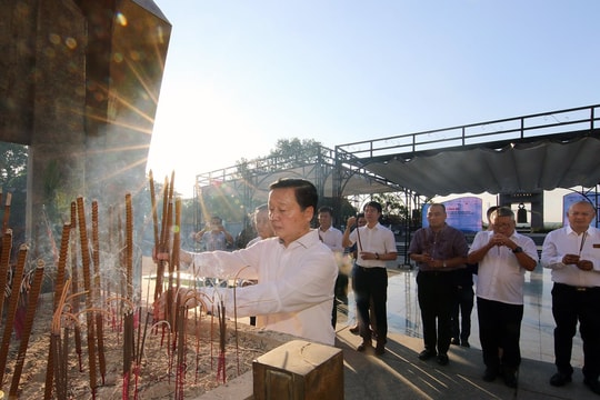 Lãnh đạo Bộ TN&MT dâng hương tưởng niệm các Anh hùng liệt sỹ tại Nghĩa trang Trường Sơn, Đường 9