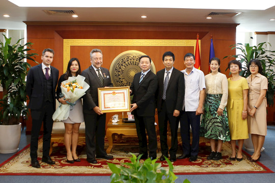Trao Kỷ niệm chương “Vì sự nghiệp Tài nguyên và Môi trường” cho Đại sứ Cộng hòa Séc tại Việt Nam