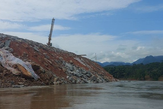 Công ty CP Thủy điện Sông Lô 7: Ngang nhiên đổ hàng nghìn m3 đất thải xuống vệ sông Lô