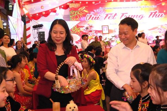 Phó Chủ tịch nước Võ Thị Ánh Xuân vui Tết Trung thu với học sinh tỉnh Yên Bái