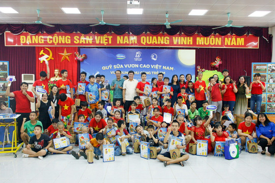 Vinamilk và Quỹ sữa Vươn cao Việt Nam cùng trẻ em vui Tết Trung thu