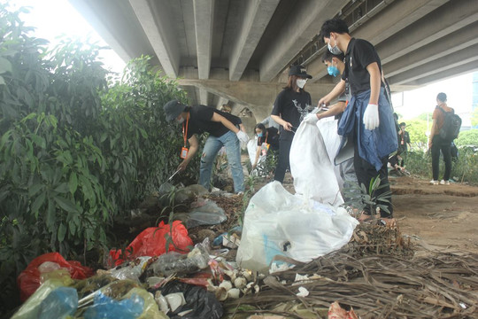 Làm sạch môi trường theo cách của Let’s Do It! Hanoi