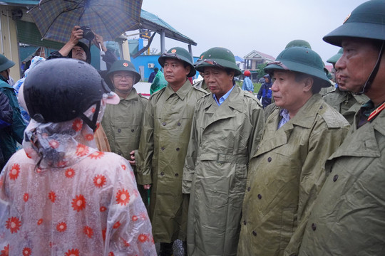 Phó Thủ tướng Lê Văn Thành kiểm tra công tác ứng phó bão số 4 tại Quảng Trị