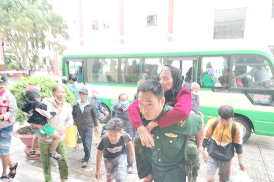 Quảng Nam: Hàng nghìn người dân hối hả sơ tán tránh siêu bão Noru 