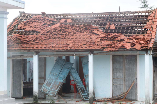 Thừa Thiên – Huế: Hàng trăm nhà dân tốc mái, nhiều người bị thương do bão Noru