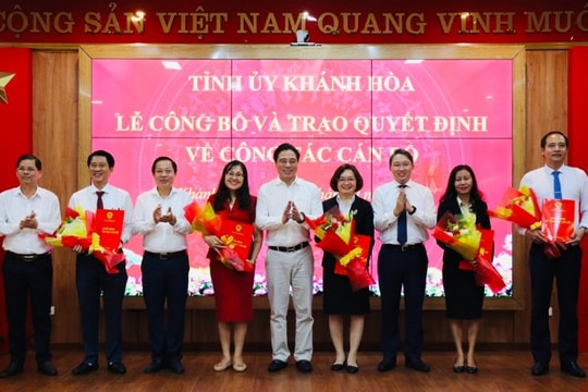 Khánh Hòa: Công bố và trao các quyết định về công tác cán bộ