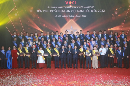 Tổng Giám đốc Petrovietnam Lê Mạnh Hùng nhận vinh danh Top 10 Doanh nhân tiêu biểu nhất Việt Nam năm 2022