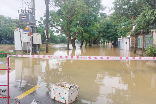 Nước lũ vây quanh Thừa Thiên – Huế, hàng ngàn ngôi nhà ngập sâu