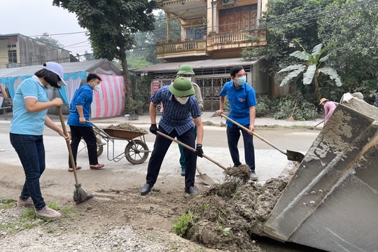 Bí thư Huyện uỷ Yên Bình cùng gần 400 cán bộ, người dân ra quân vệ sinh môi trường