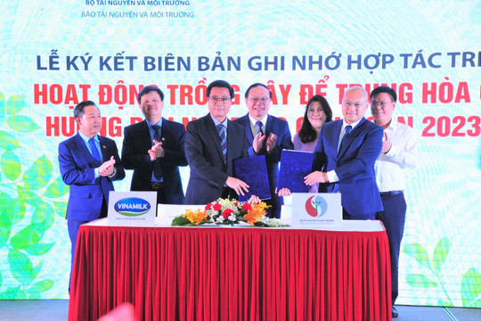 Báo TN&MT -  Công ty CP Sữa Việt Nam Vinamilk: Hợp tác trồng cây để trung hòa Carbon hướng đến Net Zero giai đoạn 2023 – 2027
