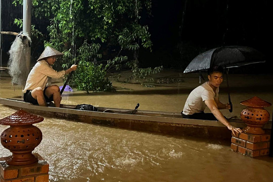 Nhiều vùng thấp trũng ở Thừa Thiên - Huế ngập lụt do mưa lớn 