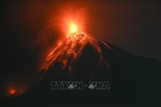 Núi lửa Fuego ở Guatemala phun trào, cột tro bụi cao đến 2 km
