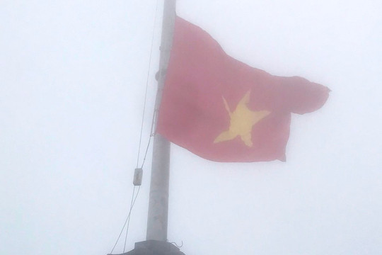 Lào Cai: Lễ thượng cờ thiêng liêng trên đỉnh núi Fansipan