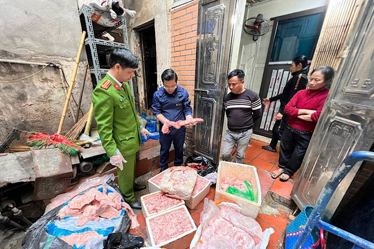 Hà Nội: Xử lý gần nửa tấn nầm lợn bốc mùi tại phường Đồng Xuân