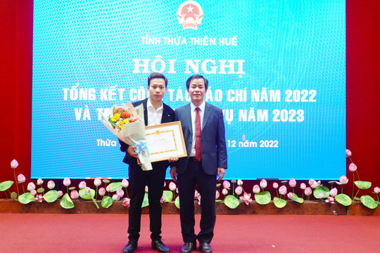 Phóng viên Báo TN&MT được Ban Tuyên giáo Tỉnh ủy Thừa Thiên - Huế khen thưởng