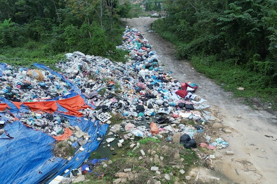 Hà Tĩnh: Nhiều bãi rác quá tải, người dân nguy cơ sống chung với ô nhiễm
