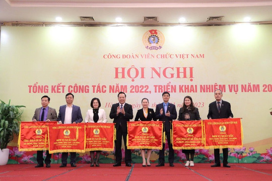 Tổng Liên đoàn Lao động Việt Nam tặng Cờ thi đua cho Công đoàn Bộ Tài nguyên và Môi trường