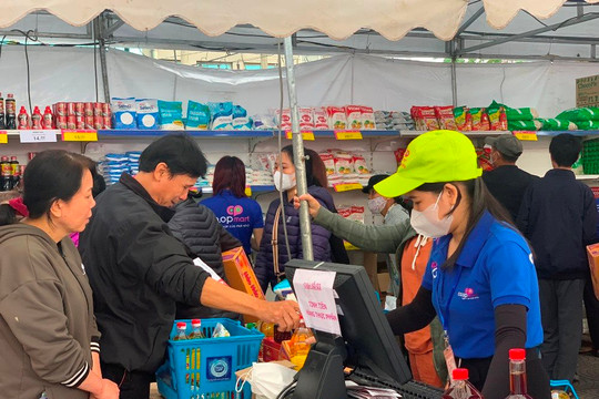 Đà Nẵng: Người dân vùng thiên tai vui mừng đi Chợ Tết Nhân ái