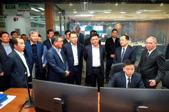 Bộ trưởng Nguyễn Hồng Diên làm việc với EVN về tình hình cung ứng điện Tết 2023
