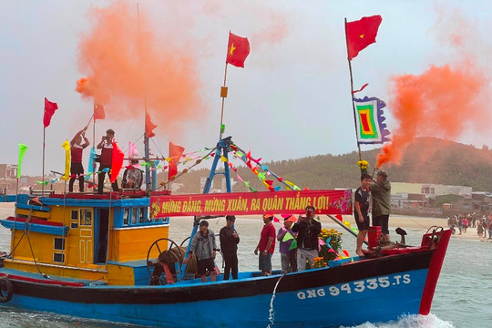 Quảng Ngãi: Rộn ràng ngư dân mở biển đầu năm mới 