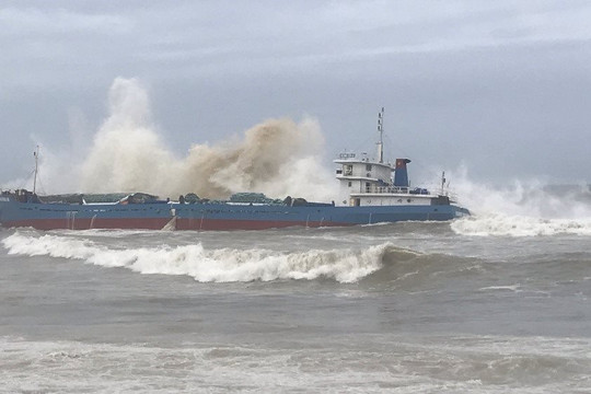 Quảng Ngãi: Nguy cơ 8.000 lít dầu DO tràn ra biển do tàu hàng gặp sự cố 