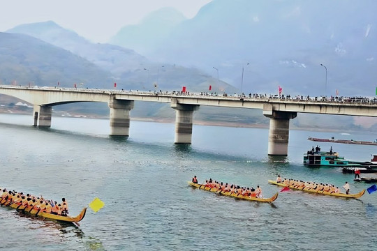Sôi động Lễ hội đua thuyền truyền thống ven sông Đà