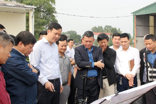 Ông Lê Ô Pích, Phó Chủ tịch UBND tỉnh Bắc Giang khảo sát hiện trường đưa ga Kép vào khai thác hoạt động liên vận quốc tế
