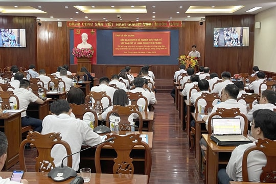 Hơn 60 học viên Cao cấp lý luận chính trị tìm hiểu về quản lý tài nguyên, BVMT và thích ứng BĐKH tại Sóc Trăng