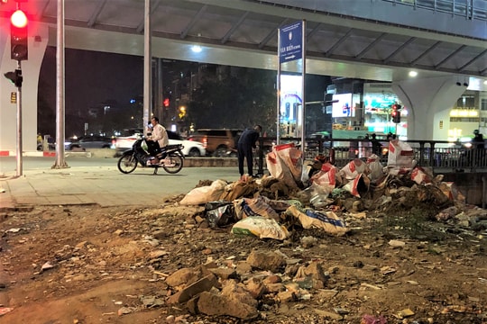 Lộn xộn hai bờ sông Kim Ngưu                             
