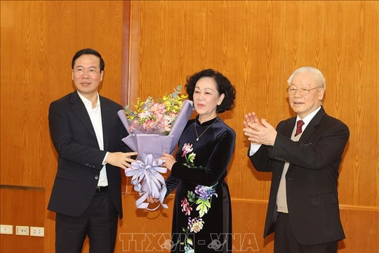 Tổng Bí thư Nguyễn Phú Trọng trao Quyết định phân công đồng chí Trương Thị Mai giữ chức Thường trực Ban Bí thư